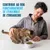 Un homme caresse un chat qui mange des croquettes. Texte : « Contribue au bon fonctionnement de l’ensemble de l’organisme ». Un homme caresse un chat qui mange des croquettes. Texte : « Contribue au bon fonctionnement de l’ensemble de l’organisme ».
