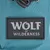 Wolf of Wilderness. Markenlogo auf türkisfarbenem Stoff.