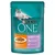 Συσκευασία Purina ONE Sensitive 85g με εικόνα γάτας, πιάτο με κομμάτια σε σάλτσα, κείμενο: 'Visible Health for Today and Tomorrow', 'SENSITIVE', 'Huhn und Karotten'.