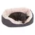 Panier pour chien en tissu gris à rebords hauts, intérieur doux beige, avec un chien allongé à l’intérieur. Convient pour visualiser la taille et le confort du produit.