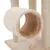 Tunnel en tissu beige intégré à un arbre à chat avec poteaux recouverts de corde, base carrée visible. Matériaux : tissu et corde.