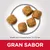 Croquetas de pienso tamaño aprox. 11 x 11,5 mm. Texto visible: GRAN SABOR.