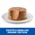 Zachte & heerlijke mousse textuur, natvoer in moussevorm op een wit bord, met zichtbare structuur en een hap eruit.