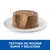 Comida húmeda para mascotas en forma de mousse sobre plato blanco. Texto visible: textura de mousse suave y deliciosa.