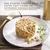Texte : Une exquise timbale pour que votre chat puisse en savourer chaque bouchée. Timbale de nourriture humide pour chat servie sur une assiette avec herbes fraîches.