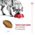 Perro comiendo pienso de un cuenco rojo. Croqueta de 1 cm mostrada en detalle. Texto: Tamaño de croqueta adaptado para estimular la masticación.