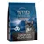 Wild Freedom Triple Taste European Highlands, 100% brez žit receptura z lososom, piščancem in jagnjetino, 400 g. Embalaža prikazuje mačko pred gorsko pokrajino.