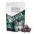 Sachet Wolf of Wilderness Wild Bites, texte visible : Grain Free Snack, The Taste of the Mediterranean. Trois cubes de friandises bruns devant l’emballage.