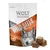 Wolf of Wilderness Wild Bites Wide Acres, bezobilinový snack s kuracím mäsom. Na obale je vlk a krajina. Viditeľné tri kocky snacku.