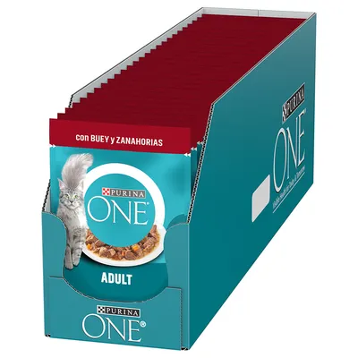 Caja expositora de sobres Purina ONE Adult para gatos, con texto visible: 'con BUEY y ZANAHORIAS'. Imagen de un gato y plato de comida en el envase.
