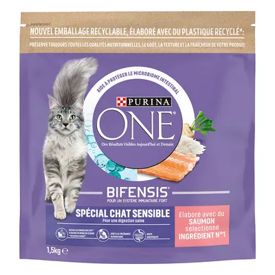 Συσκευασία Purina ONE Bifensis Spécial Chat Sensible 1,5kg με εικόνα γάτας, σολομού και ρυζιού. Κείμενο στα γαλλικά: «Élaboré avec du saumon sélectionné ingrédient N°1».