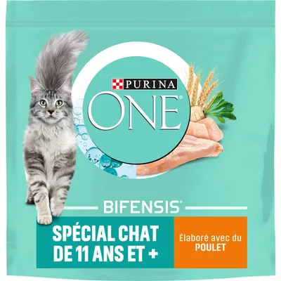 Purina ONE Bifensis, spécial chat de 11 ans et plus, élaboré avec du poulet. Image d’un chat gris, morceaux de poulet, céréales et herbes visibles sur l’emballage.