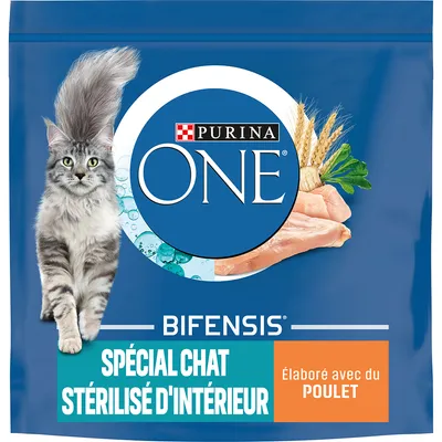 Purina ONE Bifensis kattmat, text på franska: Spécial chat stérilisé d'intérieur, élaboré avec du poulet. Bild på katt, kycklingbitar, vete och örter.