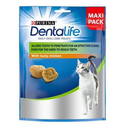 Purina Dentalife Daily Oral Care Treats pre mačky, MAXI PACK, s kuraťom. Text: Allows tooth to penetrate for an effective clean, even for the hard-to-reach teeth. With tasty chicken.