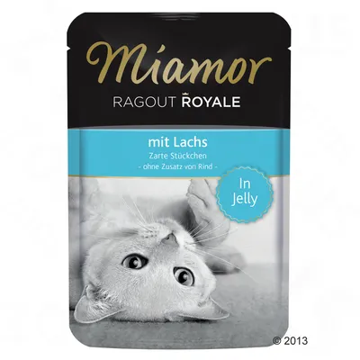 Miamor Ragout Royale mit Lachs, Zarte Stückchen, ohne Zusatz von Rind, In Jelly -kissanruokapakkaus. Kuvassa harmaa kissa makaa selällään.