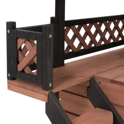 Detailansicht eines Holz-Tierhauses mit braunen und schwarzen Elementen, Gitterdesign und Treppenstufen. Schrauben sichtbar an den Verbindungen.