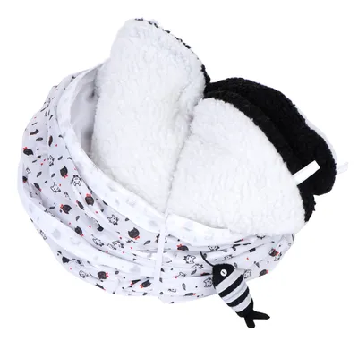Kuschelhöhle aus weissem und schwarzem Plüsch mit Katzenmuster aussen, inklusive Spielzeugfisch. Ideal für Haustiere zum Schlafen oder Spielen.