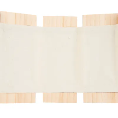 Hamaca de tela blanca con marco de madera, apta como accesorio para mascotas o mueble.