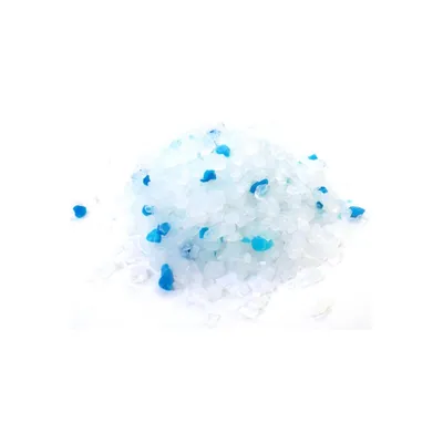 Mucchio di cristalli di silice bianchi e blu, adatto per lettiera per gatti.