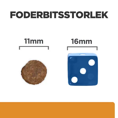 Foderbitsstorlek: foderbit 11 mm bredvid blå tärning 16 mm. Jämförelse av storlek mellan foderbit och tärning.