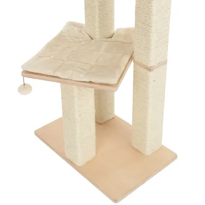 Rascador para gatos con base y postes de sisal, plataforma acolchada beige y pelota colgante. Estructura de madera clara visible.
