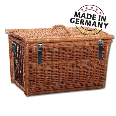 Плетен транспортен кош с метални решетки и кожени каишки, дръжка отгоре. Видим надпис: MADE IN GERMANY.