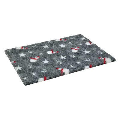 Graue Matte mit Weihnachtsmotiven wie Schneemännern, Sternen und Pfotenabdrücken. Weiche Oberfläche, dekorativ gestaltet.