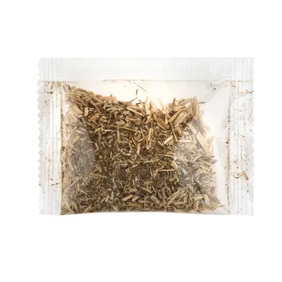 Sachet transparent contenant un mélange d’herbes ou de plantes séchées, emballage en plastique scellé, sans marque ni texte visible.
