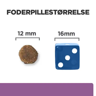 Foderpillestørrelse vist: foderpille 12 mm sammenlignet med blå terning på 16 mm. Tekst: FODERPILLESTØRRELSE, 12 mm, 16 mm.