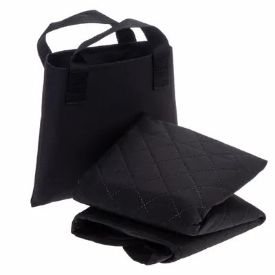 Schwarze Tasche mit zwei gefalteten, gesteppten schwarzen Stoffteilen. Geeignet für Transport oder Aufbewahrung.