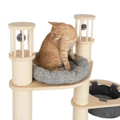 Raapimispuu puusta, sisalpylväät, kaksi tasoa, harmaa pehmeä peti ja leikkipallot. Punainen kissa istuu ylimmällä tasolla.