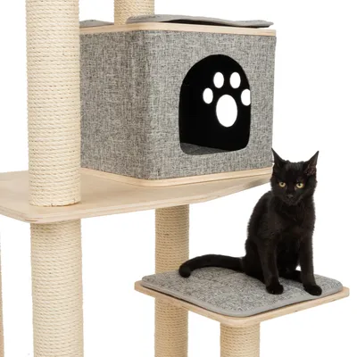 Kratzbaum mit Sisalstämmen, grauer Höhle mit Pfotenmotiv und gepolsterter Liegefläche. Schwarze Katze sitzt auf der unteren Plattform.