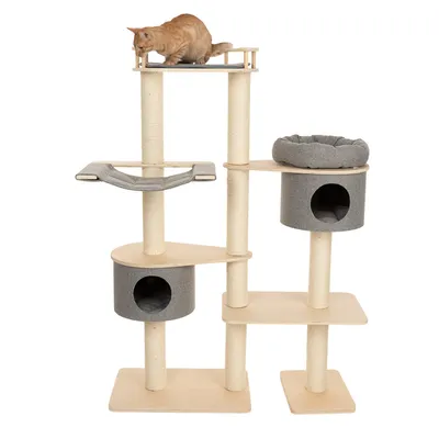 Kratzbaum aus Holz mit mehreren Ebenen, zwei Höhlen, einer Hängematte und einem gepolsterten Liegeplatz. Eine Katze sitzt auf der obersten Plattform.