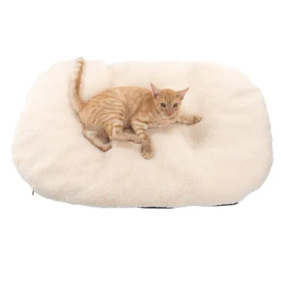 Beige husdjursbädd med mjuk yta, en orange katt ligger på den.
