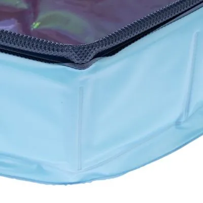 Detail van een lichtblauwe kunststof bak met grijze rand en zichtbare naden. Materiaal: plastic.