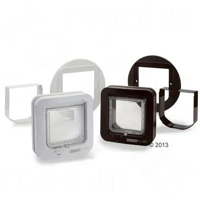 Sportelli per animali SureFlap in plastica bianca e nera con cornici di montaggio quadrate e rotonde visibili. Marchio SureFlap stampato sulla parte frontale.