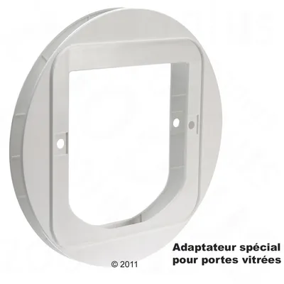 Adaptateur spécial pour portes vitrées, cadre rond en plastique blanc avec ouverture carrée et deux trous de fixation visibles. Texte visible : Adaptateur spécial pour portes vitrées.