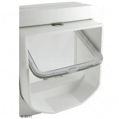 Puerta abatible para mascotas de plástico blanco con marco rectangular y solapa transparente.