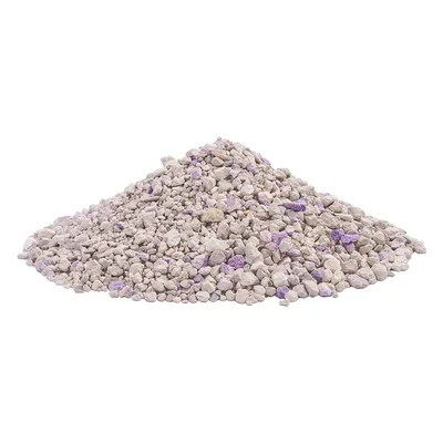 Litière minérale pour chat, granulés beiges avec inclusions violettes visibles, présentée en tas sur fond blanc. Marque et emballage non visibles.