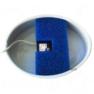 Rundes Wasserbehältnis mit blauem Filterschaum und integrierter Pumpe, Kabel sichtbar. Geeignet für Wasserzirkulation.