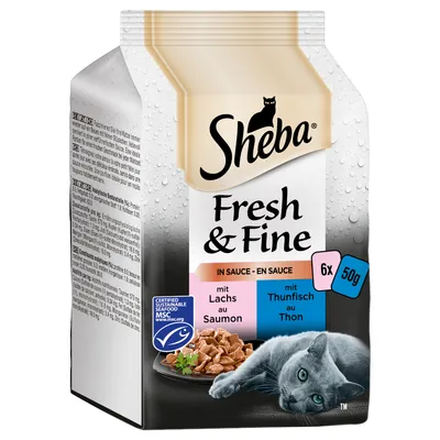 Sheba Fresh & Fine kissan märkäruoka kastikkeessa, lohi ja tonnikala, 6 x 50 g. MSC-sertifioitu kala. Kuvassa annosruokapakkaus ja harmaa kissa.