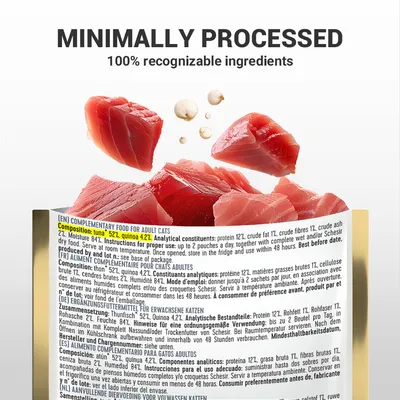 Text: MINIMALLY PROCESSED, 100% recognizable ingredients. Zloženie v angličtine: tuniak 52 %, quinoa 42 %. Kocky surového mäsa a zrná nad obalom s viacerými jazykmi.