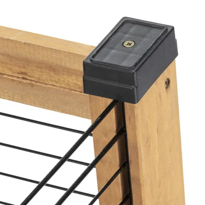 Detailný pohľad na drevený rám s kovovou mriežkou a čiernym plastovým krytom, upevneným skrutkou.