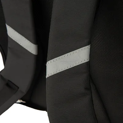 Close-up van zwart textiel met reflecterende grijze strepen, mogelijk onderdeel van een tas of accessoire.