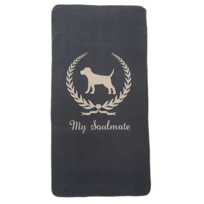 Siva deka s bijelim motivom psa unutar vijenca i natpisom 'My Soulmate' na sredini. Materijal izgleda kao tkanina.