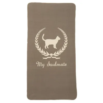 Beige Decke mit weißem Katzenmotiv, Lorbeerkranz und dem Schriftzug 'My Soulmate'