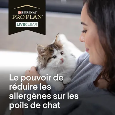 Purina Pro Plan LiveClear. Le pouvoir de réduire les allergènes sur les poils de chat. Chaton tenu dans les bras d’une personne.