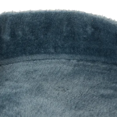 Detail vnútorného povrchu pelieška z mäkkého textilu v tmavomodrej farbe, viditeľná štruktúra materiálu.
