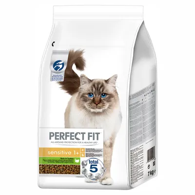 Perfect Fit sensitive 1+ Rich in Turkey, total 5, balení 7 kg. Na obalu je kočka s modrýma očima. Viditelný text v angličtině: ALL-AROUND PROTECTION FOR A HEALTHY LIFE.