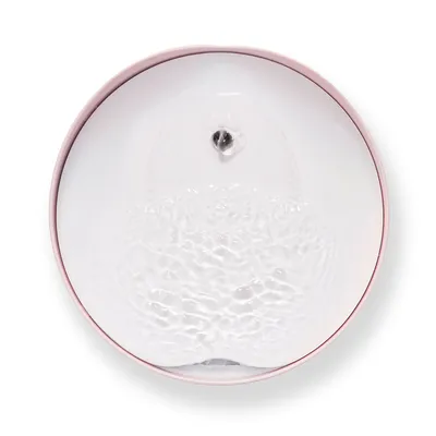 Rosa Trinkbrunnen mit fliessendem Wasser und strukturierter Oberfläche, geeignet für Haustiere.